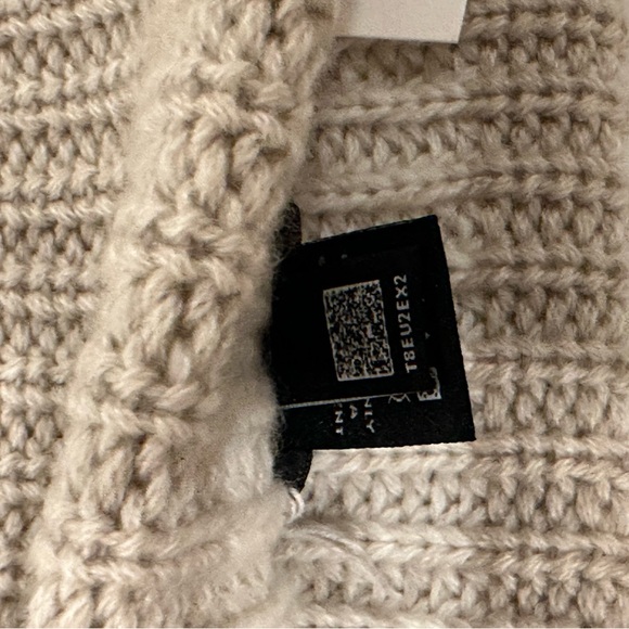 BNWT CHANEL BEIGE KNIT BEANIE - Picture 6 of 6